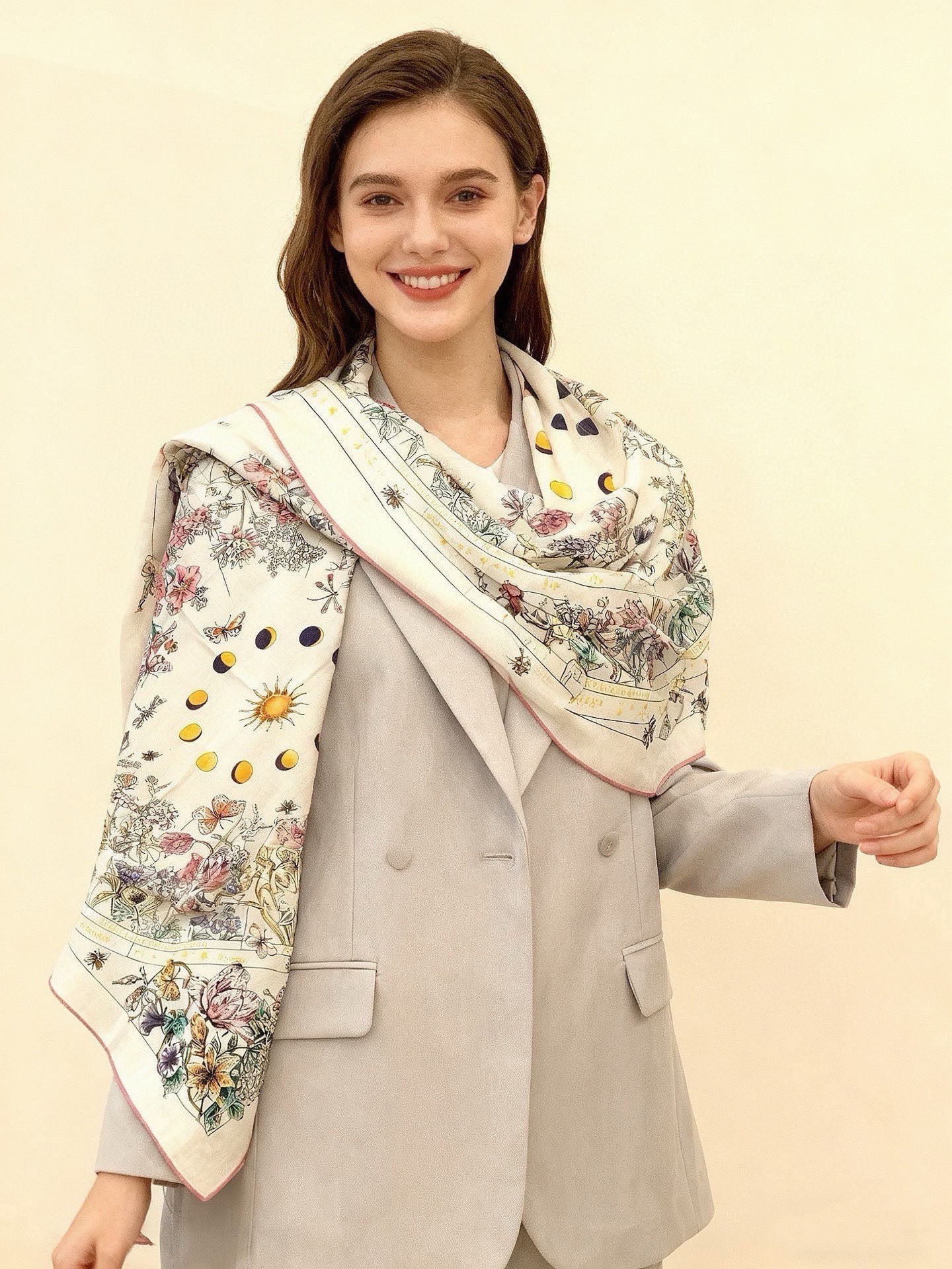 Dior 双面同色丝绒印花方巾140丝绒面料多色 Dior Astral Flowers这款方巾饰以 D