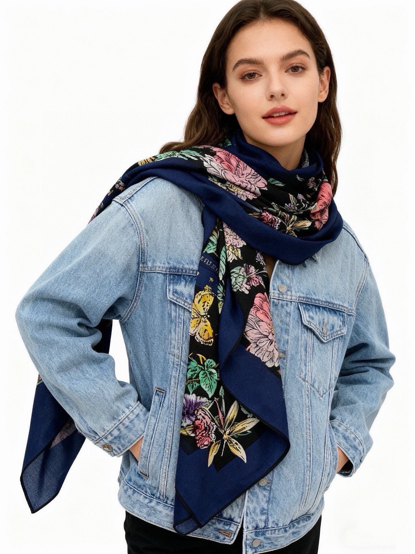 Dior 双面同色丝绒印花方巾140丝绒面料多色 Dior Astral Flowers这款方巾饰以 D