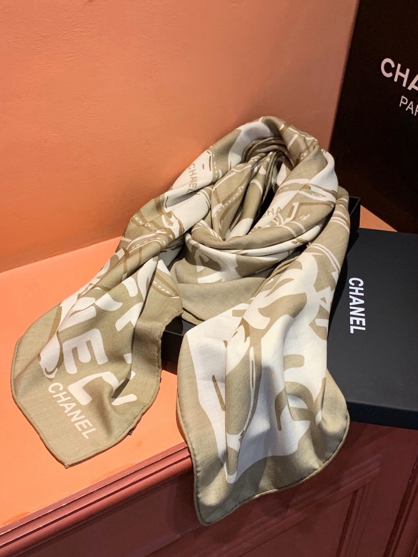 高级成衣系列～Chanel 【140双面同色丝绒披肩】此系列谱写一曲自由轻灵的赞歌本系列作品创新演绎品牌