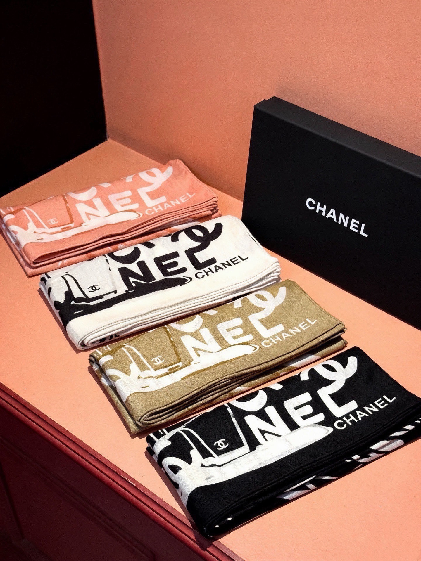 高级成衣系列～Chanel 【140双面同色丝绒披肩】此系列谱写一曲自由轻灵的赞歌本系列作品创新演绎品牌
