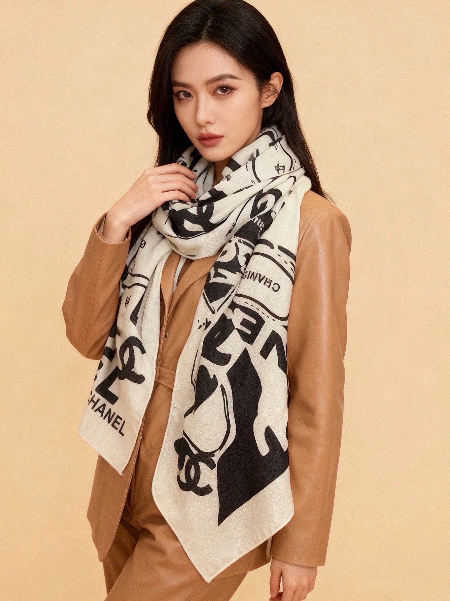 高级成衣系列～Chanel 【140双面同色丝绒披肩】此系列谱写一曲自由轻灵的赞歌本系列作品创新演绎品牌