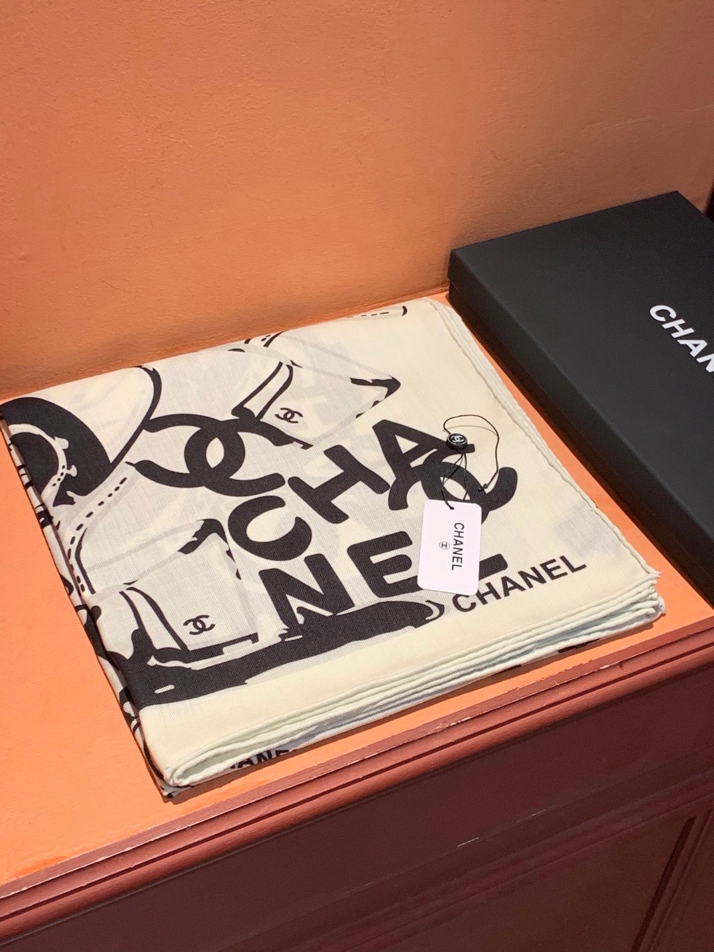 高级成衣系列～Chanel 【140双面同色丝绒披肩】此系列谱写一曲自由轻灵的赞歌本系列作品创新演绎品牌