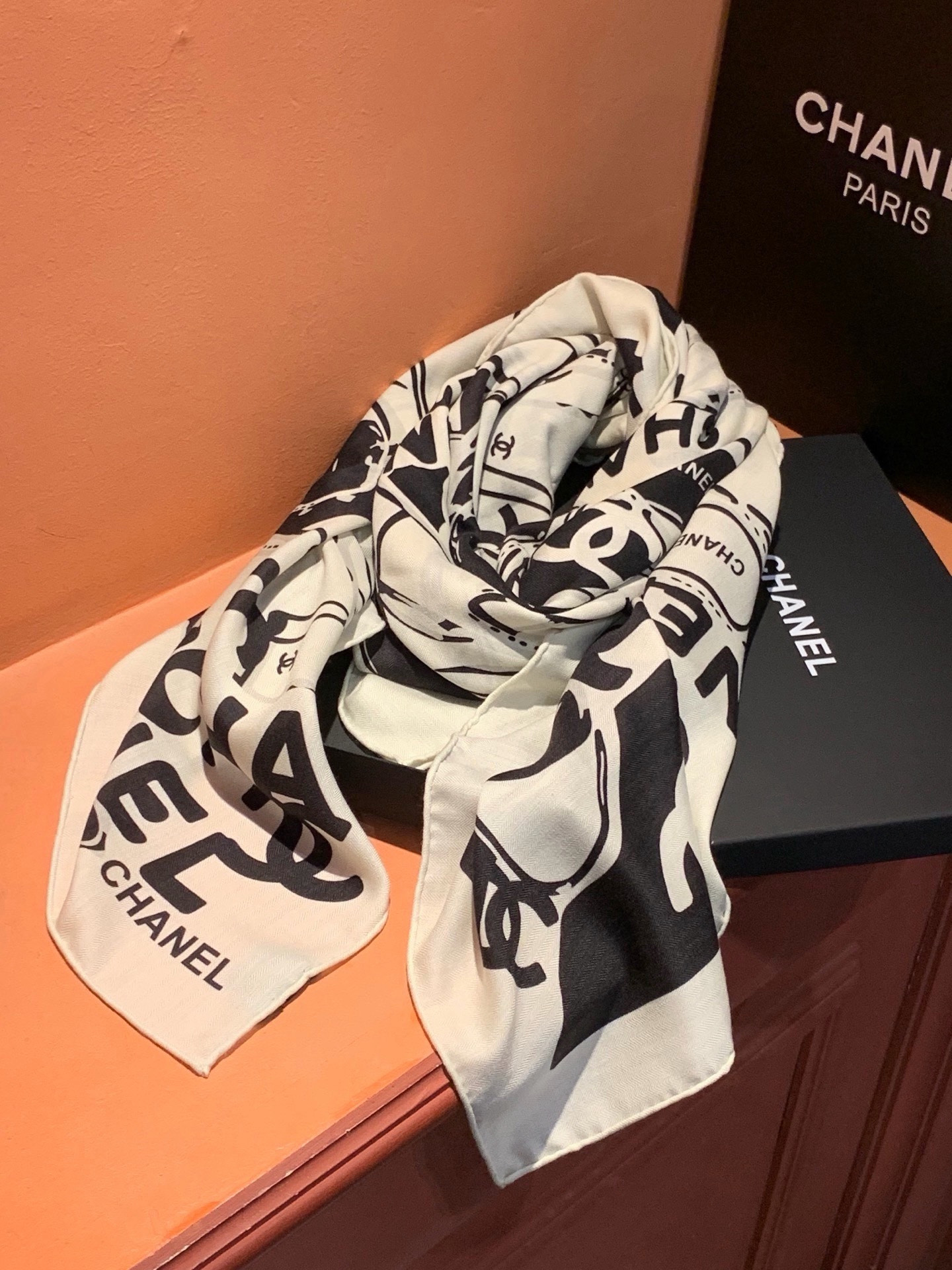 高级成衣系列～Chanel 【140双面同色丝绒披肩】此系列谱写一曲自由轻灵的赞歌本系列作品创新演绎品牌