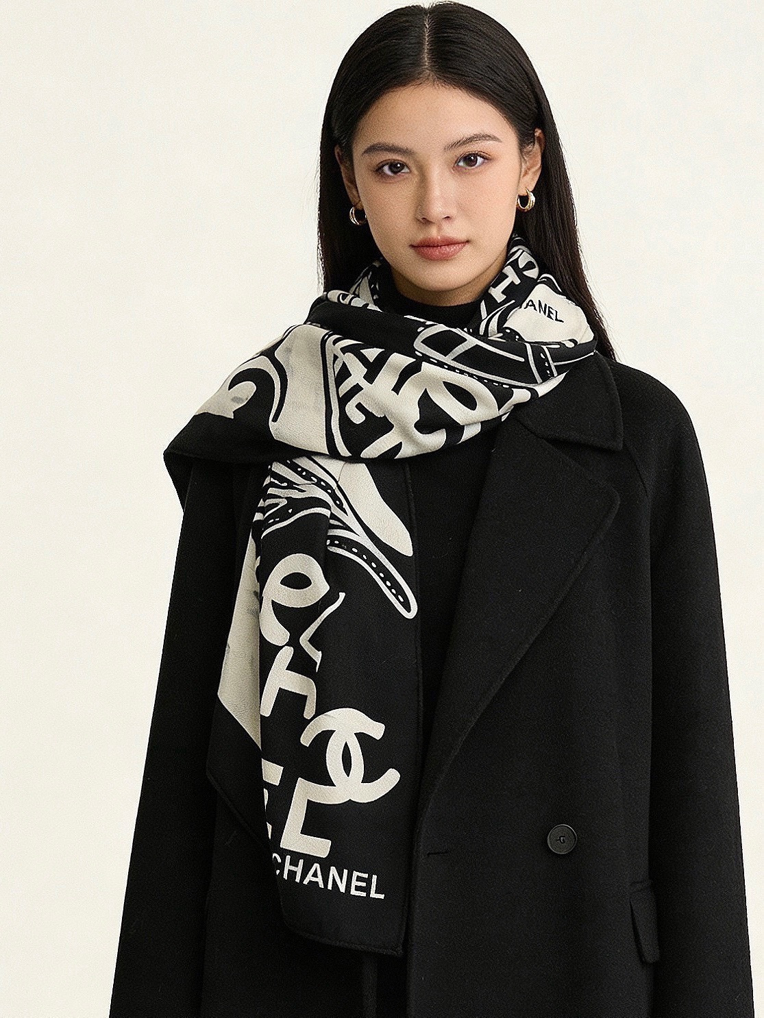 高级成衣系列～Chanel 【140双面同色丝绒披肩】此系列谱写一曲自由轻灵的赞歌本系列作品创新演绎品牌