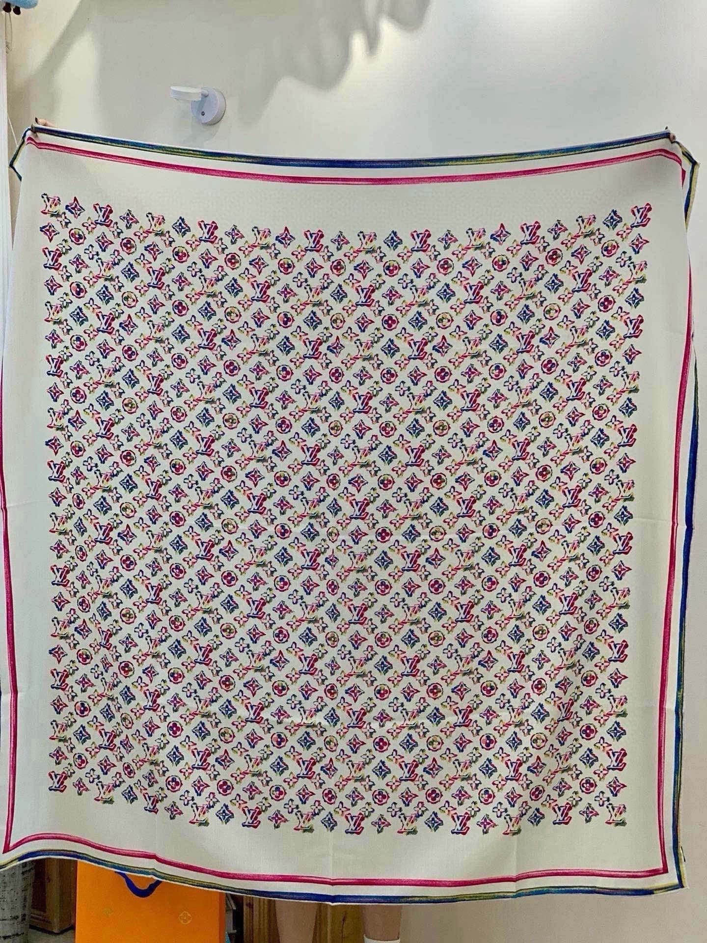 LV x TM 140披肩【140顶级丝绒双面同色披肩】本款L Multicolor披肩出自路易威登与知
