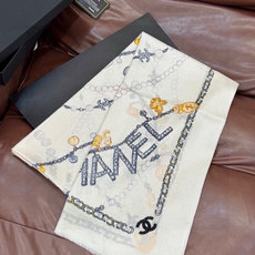 Chanel ~新品~“珠光宝气”【会发光发亮的围巾】这款经典单品展现强大而迷人的女性魅力精髓。诠释无限 Chanel ~新品~“珠光宝气”【会发光发亮的围巾】这款经典单品展现强大而迷人的女性魅力精髓。诠释无限