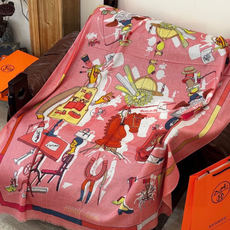 “精巧错觉”~Hermes (会发光发亮的围巾)轻盈、大胆和无穷无尽的俏皮感在方巾中交织碰撞,让自己沉浸 “精巧错觉”~Hermes (会发光发亮的围巾)轻盈、大胆和无穷无尽的俏皮感在方巾中交织碰撞,让自己沉浸
