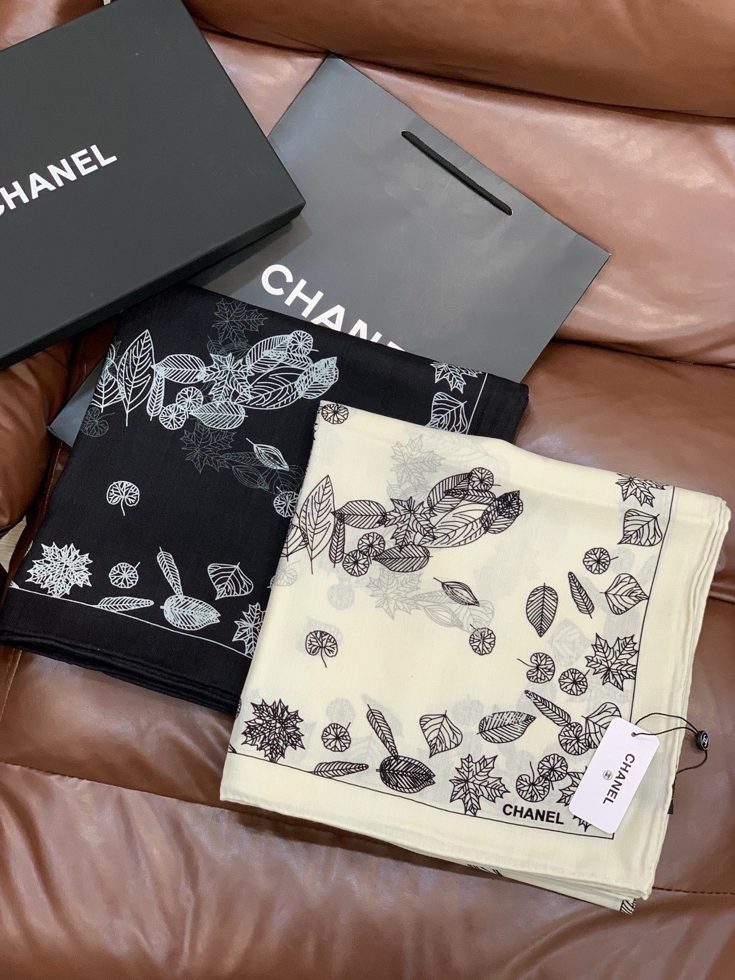 高级成衣系列～Chanel 【140双面同色丝绒披肩】此系列谱写一曲自由轻灵的赞歌本系列作品创新演绎品牌