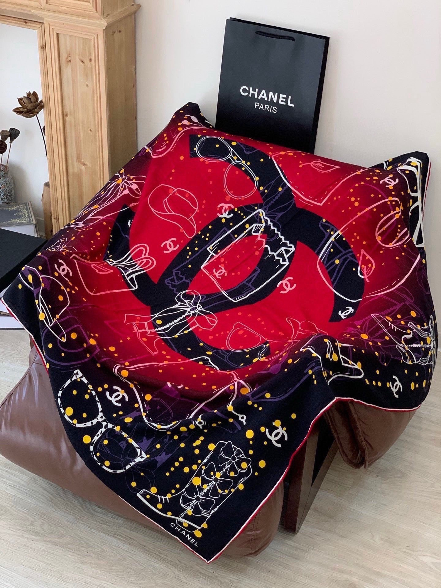 高级成衣系列～Chanel 【140双面同色丝绒披肩】此系列谱写一曲自由轻灵的赞歌本系列作品创新演绎品牌