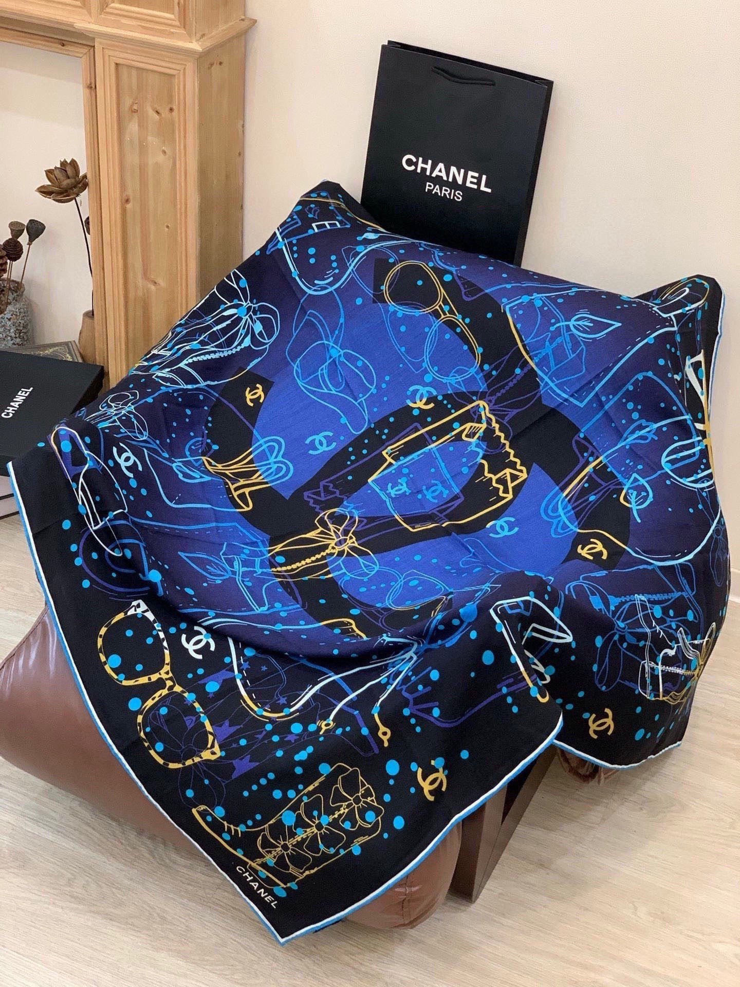 高级成衣系列～Chanel 【140双面同色丝绒披肩】此系列谱写一曲自由轻灵的赞歌本系列作品创新演绎品牌