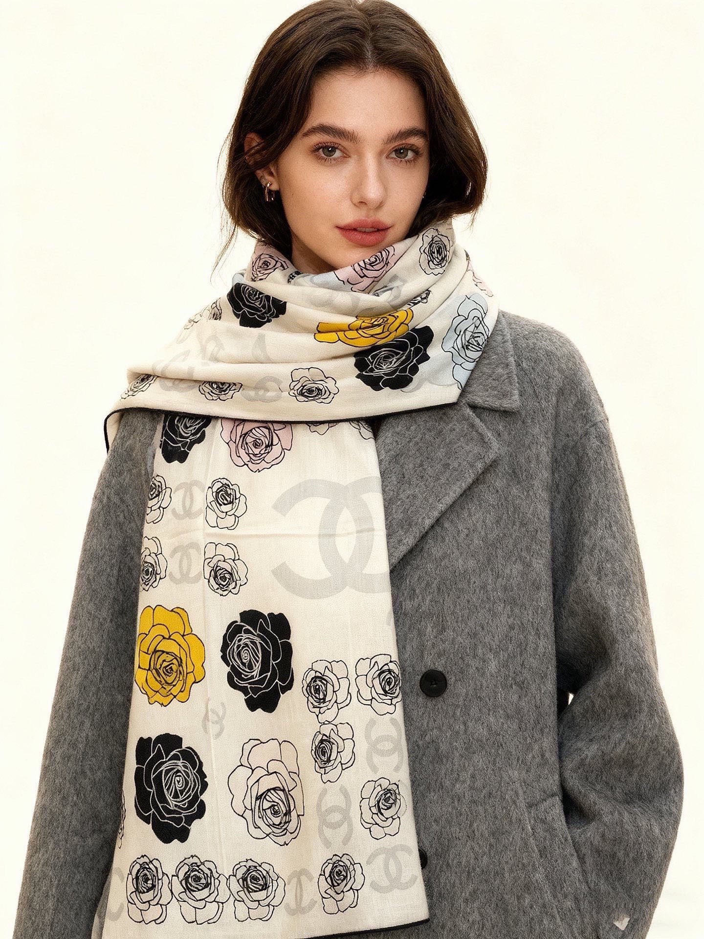 香奈儿上新❤️【Chanel】 经典茶花优雅Coco风，Chanel最新丝绒大方巾~气质到骨子里，香奶奶