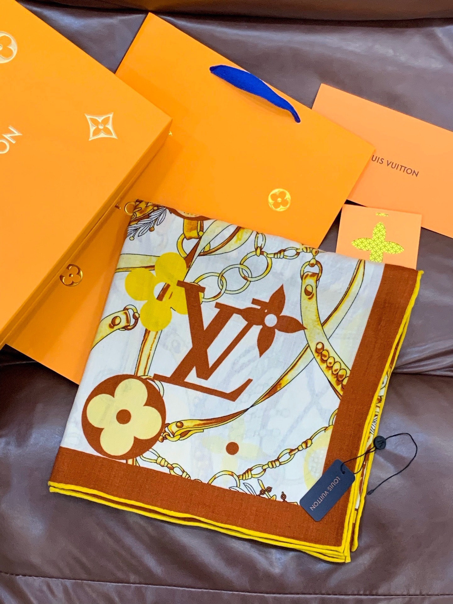 LV x TM 140披肩【140顶级丝绒双面同色披肩】本款L Multicolor披肩出自路易威登与知