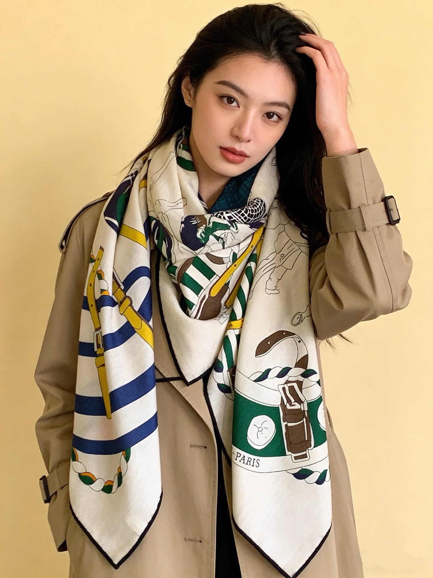 💟上新🆕💕手工卷边！羊绒和真丝混纺披肩（70%羊绒30%桑蚕丝）。这款披肩采用经典山羊绒和真丝混纺面料，