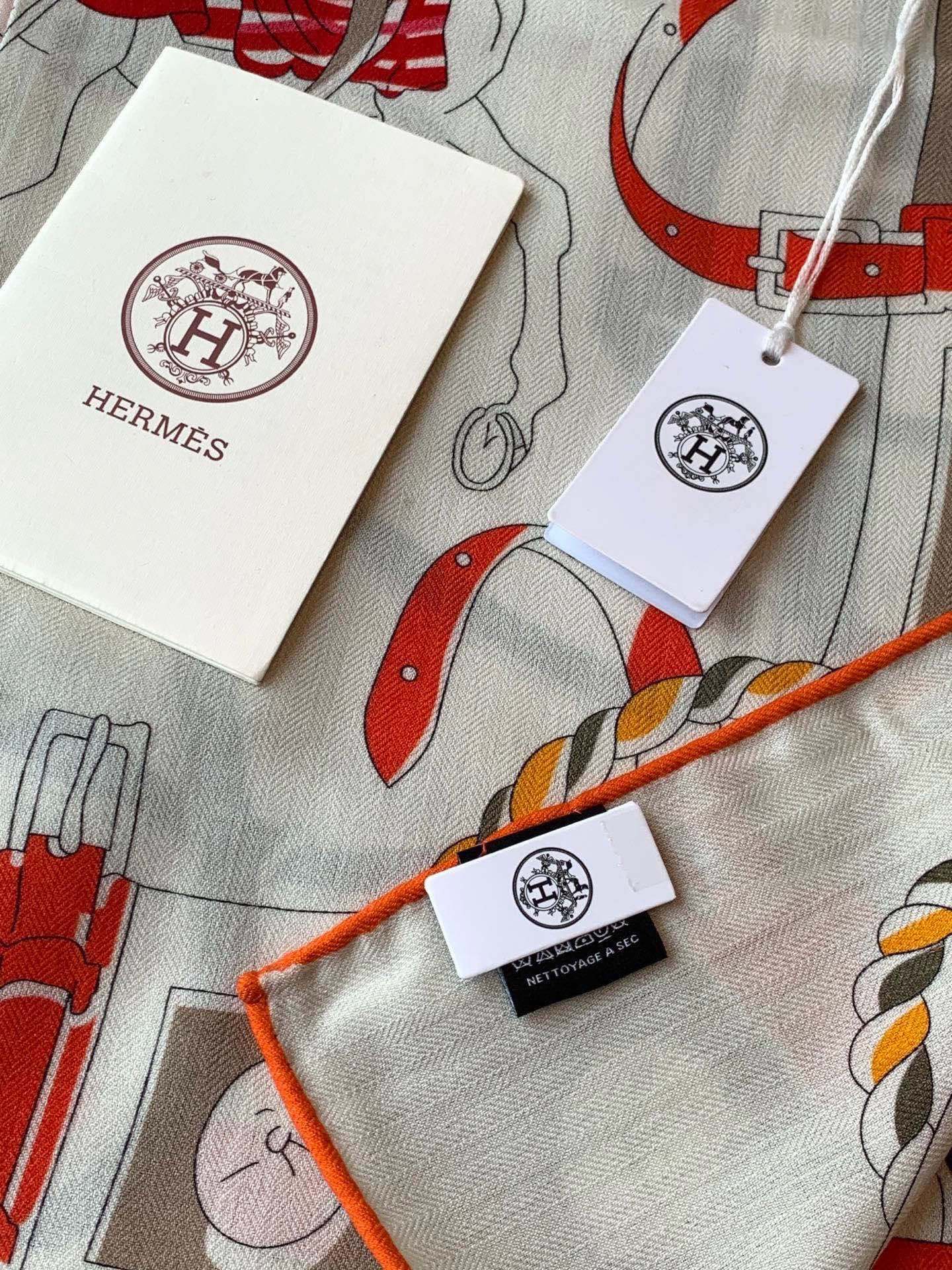 💟上新🆕💕手工卷边！羊绒和真丝混纺披肩（70%羊绒30%桑蚕丝）。这款披肩采用经典山羊绒和真丝混纺面料，