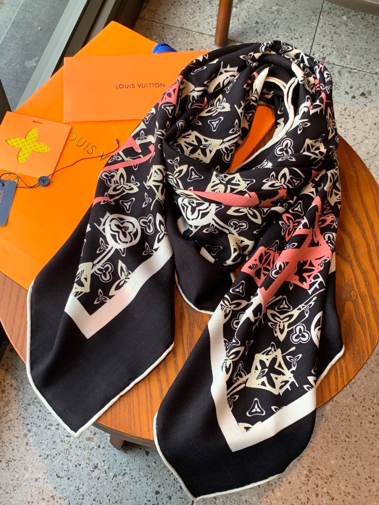 LV x TM 140披肩【140顶级丝绒双面同色披肩】本款L Multicolor披肩出自路易威登与知