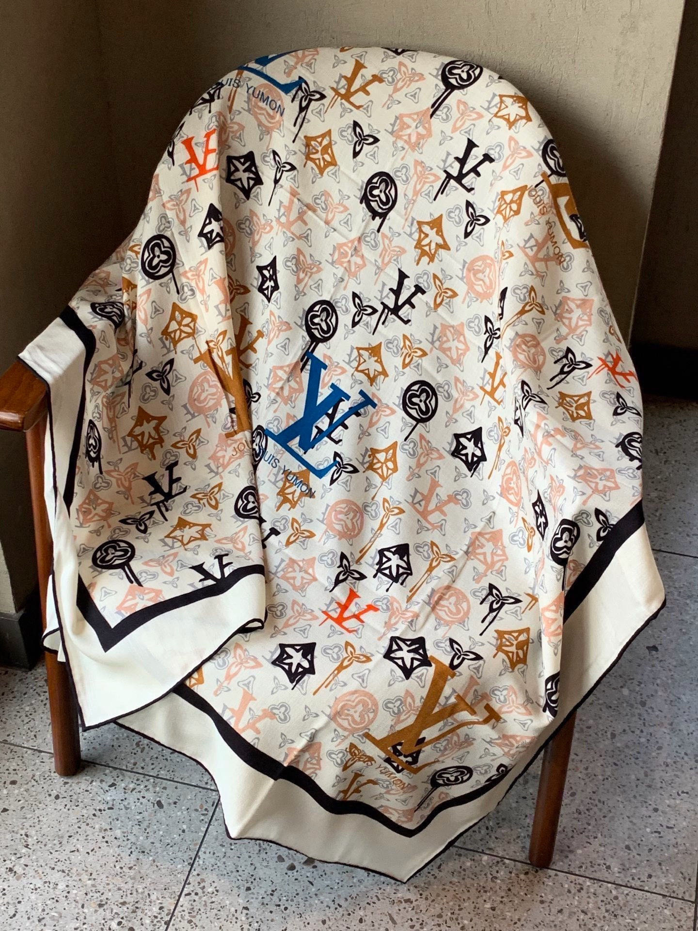 LV x TM 140披肩【140顶级丝绒双面同色披肩】本款L Multicolor披肩出自路易威登与知