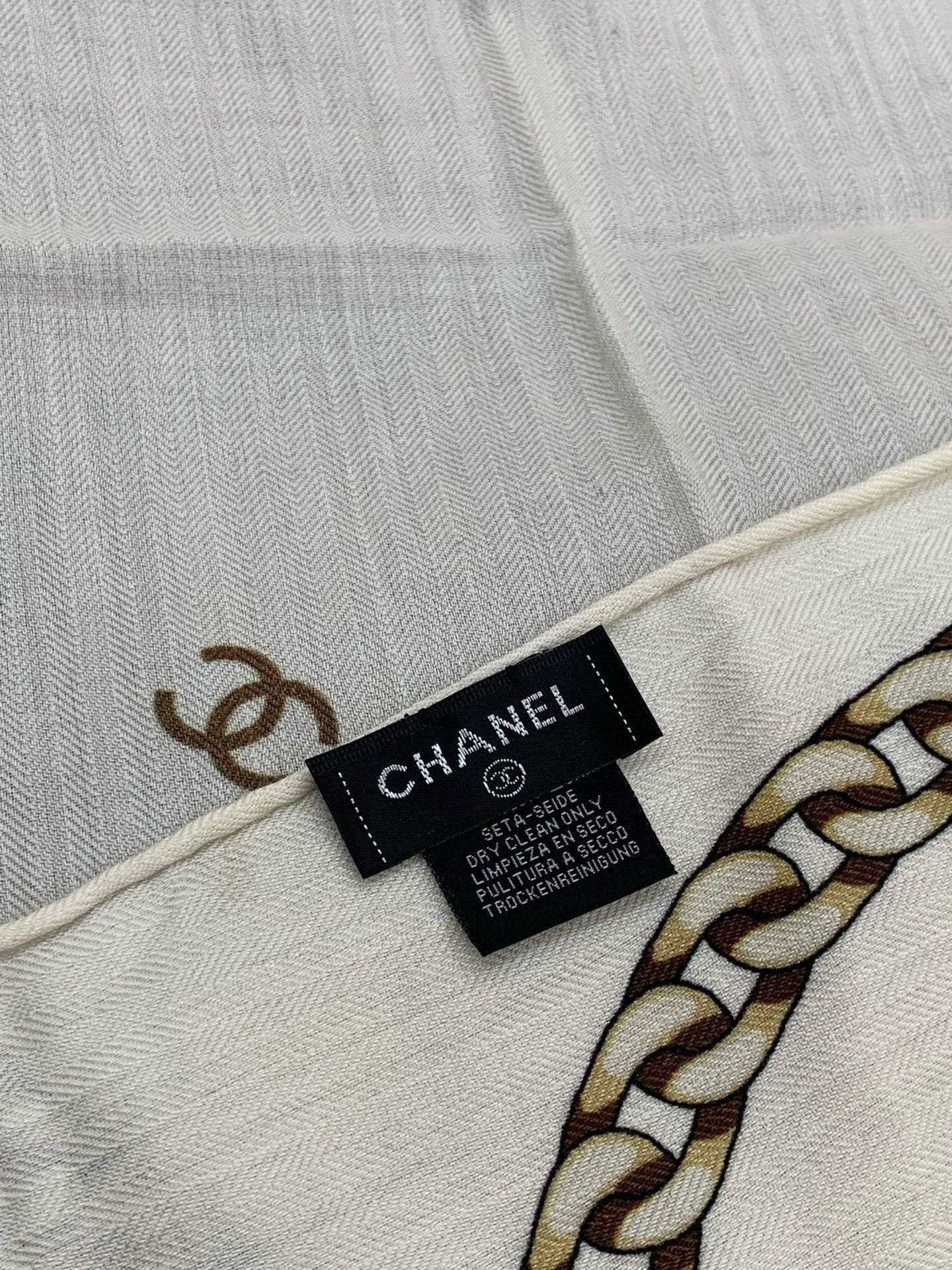 高级成衣系列～Chanel 【140双面同色丝绒披肩】此系列谱写一曲自由轻灵的赞歌本系列作品创新演绎品牌