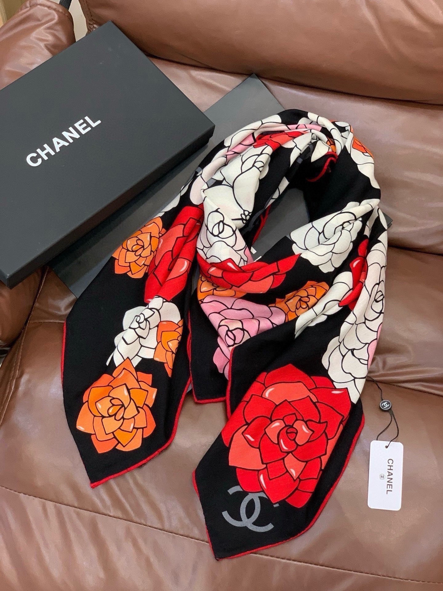 香奈儿上新❤️【Chanel】 经典茶花优雅Coco风，Chanel最新丝绒大方巾~气质到骨子里，香奶奶