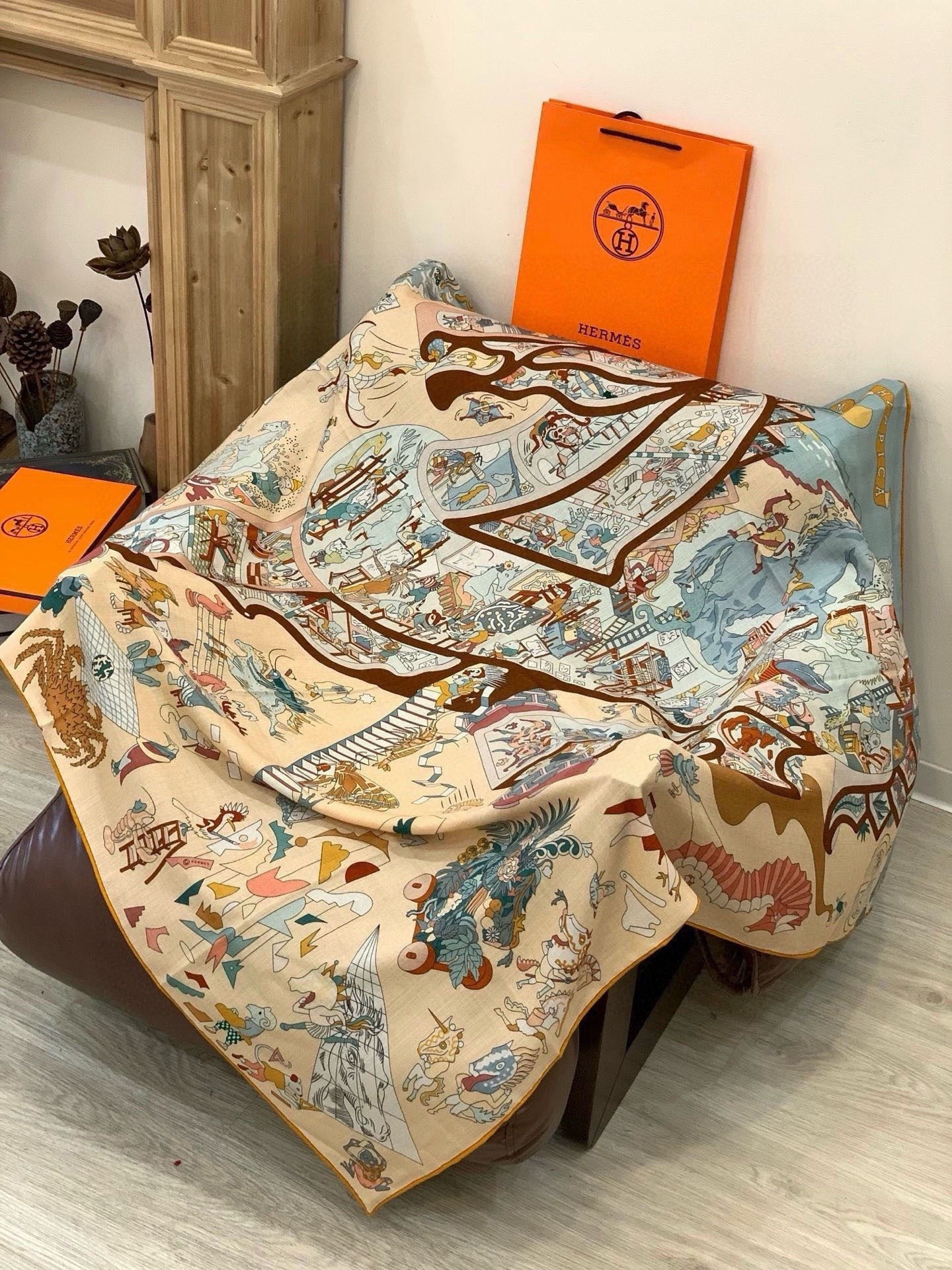 “马术学院”140双面同色丝绒披肩～Hermes 手工卷边丝绒方巾（30%桑蚕丝70%羊绒）这款爱马仕的