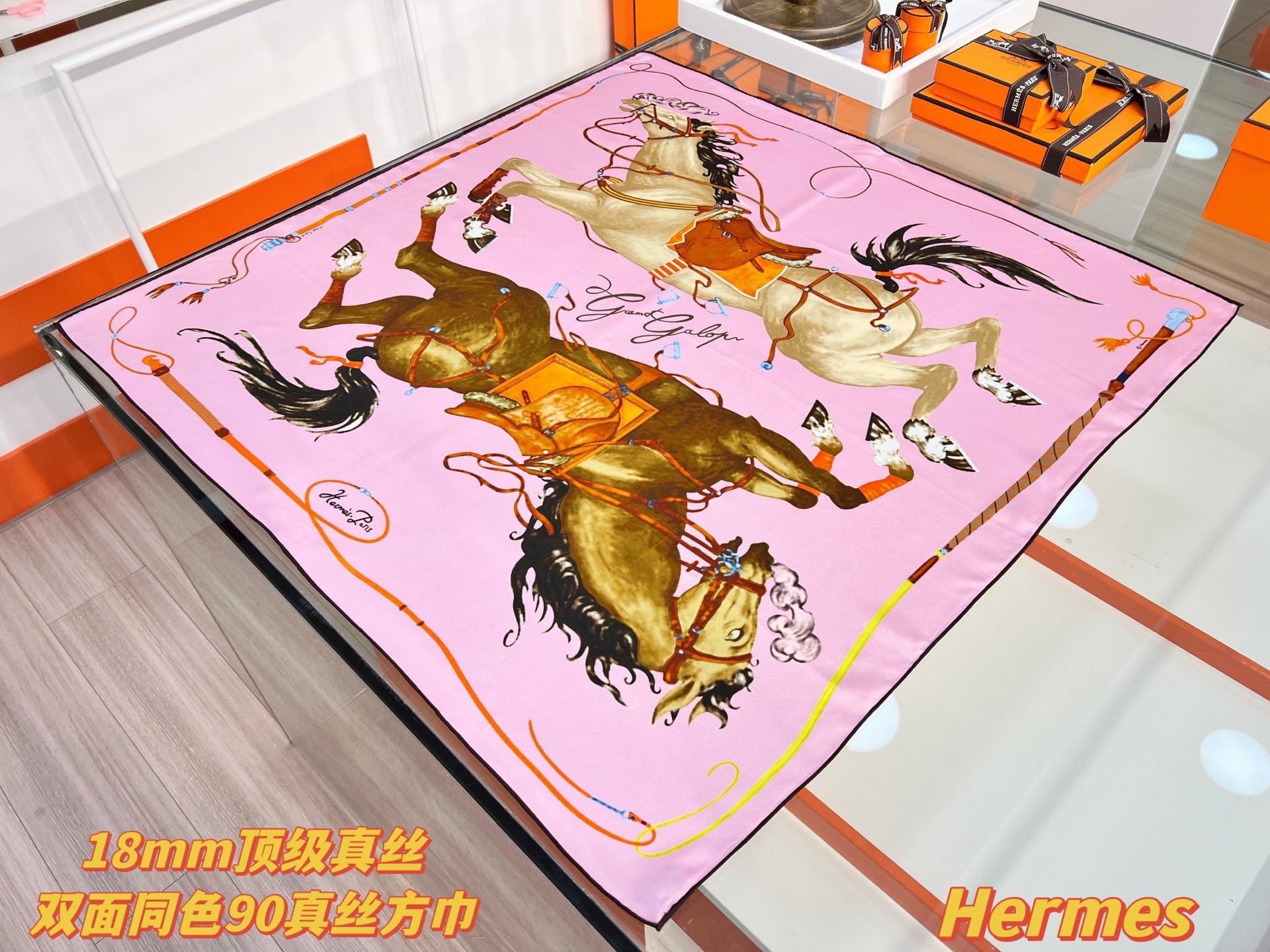 “纵意驰骋”90方巾-Hermes 丝巾名称：纵意驰骋设计师：Thibaut Rassat尺寸：88.5