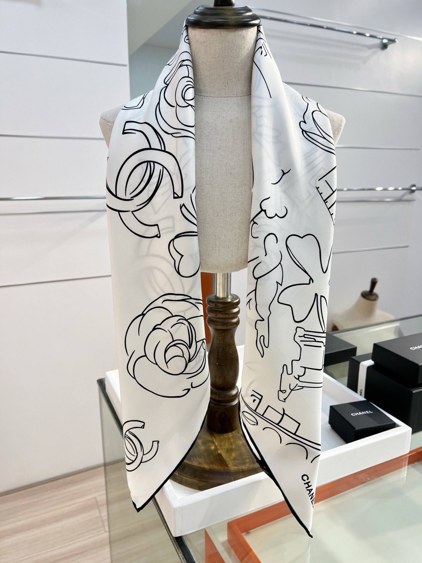 Chanel ~26新品～90双面真丝山茶花、四叶草、埃菲尔铁塔与双C的完美搭配适合各种场合搭配使用设计