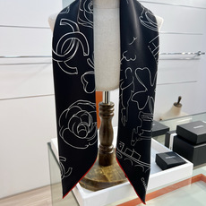 Chanel ~26新品~90双面真丝山茶花、四叶草、埃菲尔铁塔与双C的完美搭配适合各种场合搭配使用设计 Chanel ~26新品~90双面真丝山茶花、四叶草、埃菲尔铁塔与双C的完美搭配适合各种场合搭配使用设计