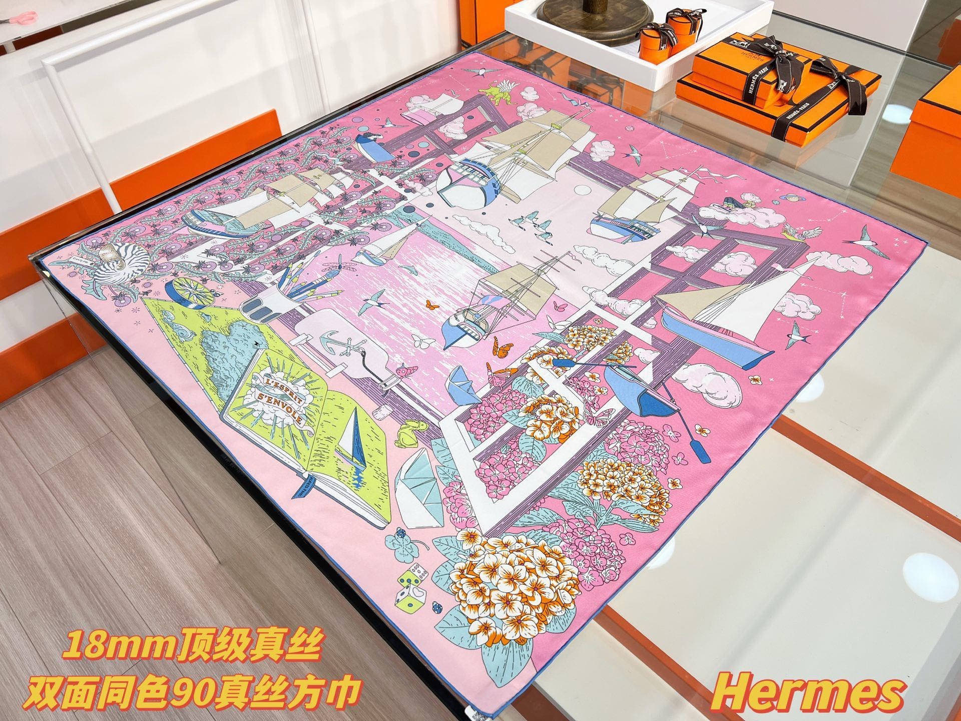 “诗意遨游”90方巾手工卷边斜纹真丝方巾（100%桑蚕丝）。这款爱马仕的经典单品展现强大而迷人的女性魅力