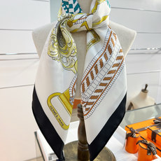 爱马仕(Hermès)90丝巾经典款“Boucles et Sangles du Trian”真丝方巾 爱马仕(Hermès)90丝巾经典款“Boucles et Sangles du Trian”真丝方巾
