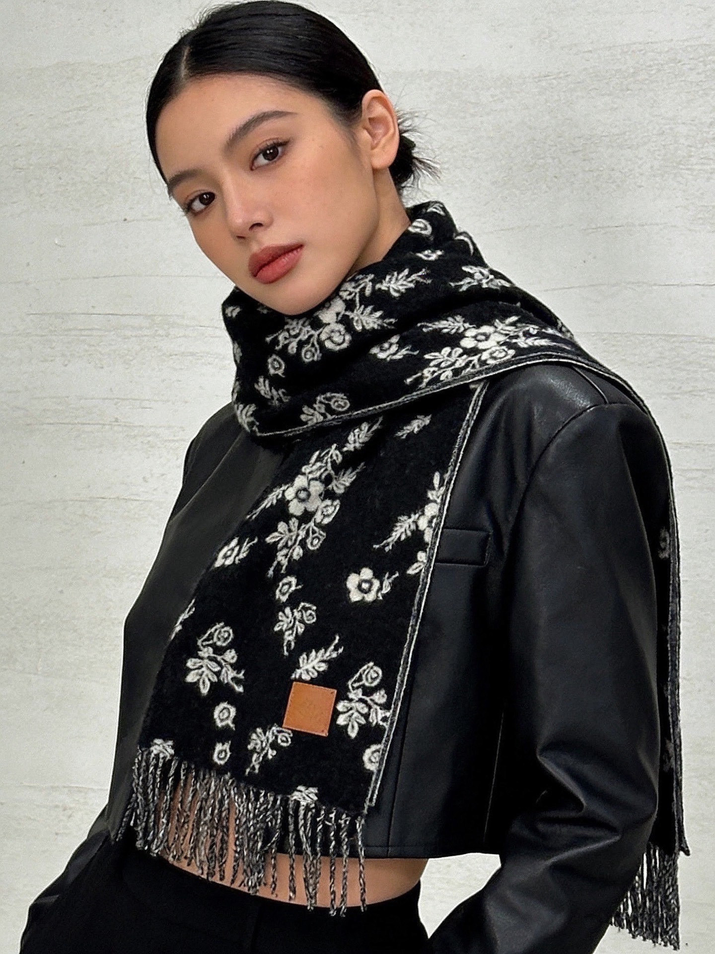 香奈儿 。代工厂臻选上乘的超细羊绒纤维 进行纯手工精梳处理 耗时耗力 再以清泉水浸泡涤荡 使羊绒纤维呈现
