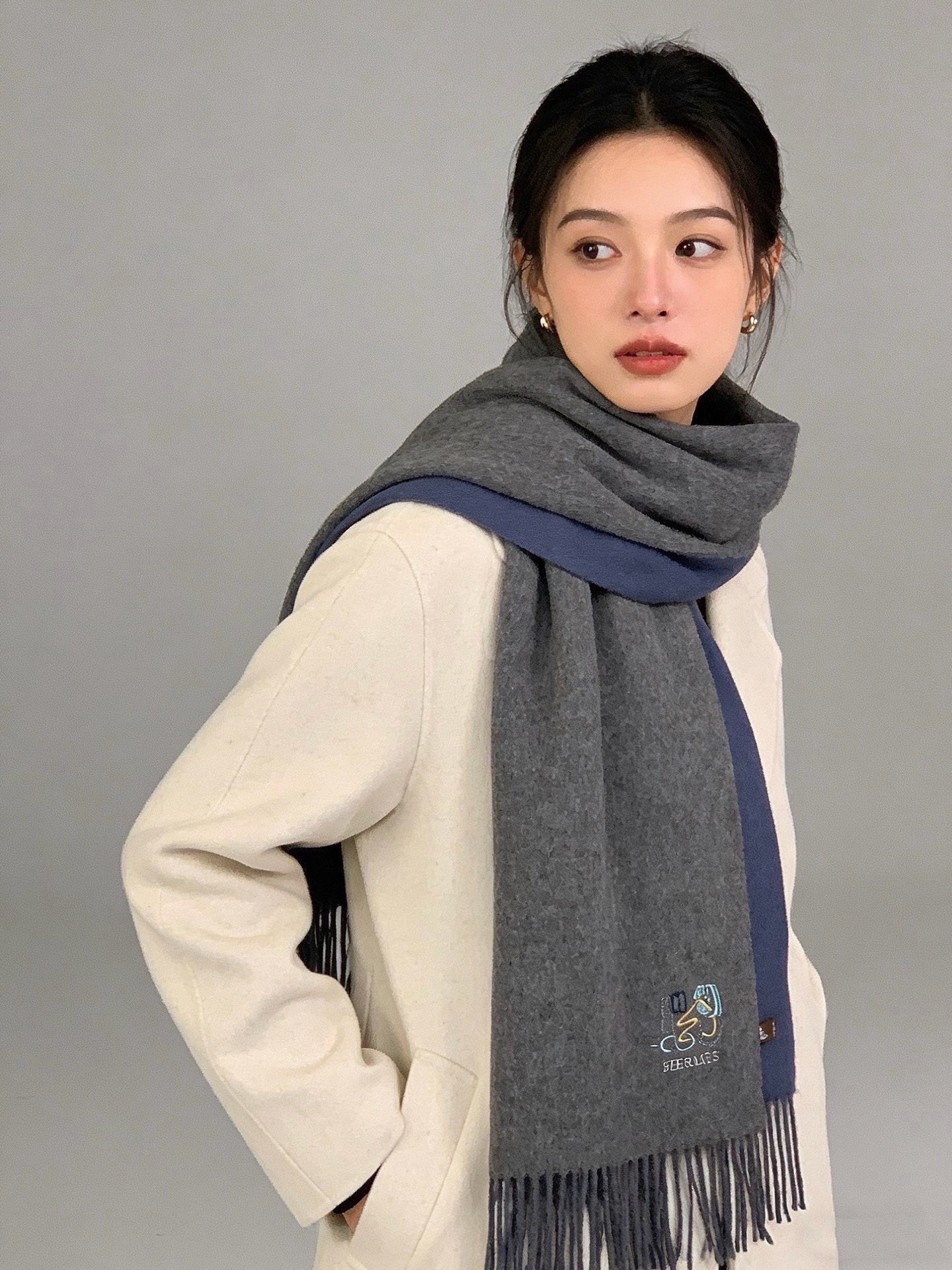 爱马仕👍巴黎时装展商务男士女士羊绒围巾。代工厂臻选上乘的超细羊绒纤维 进行纯手工精梳处理 耗时耗力 再以