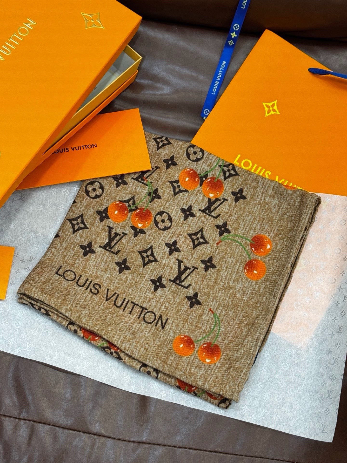 LV X TM MONOGRAMCERISE 140丝绒方巾【140双面丝绒同色】LV × TM Mon