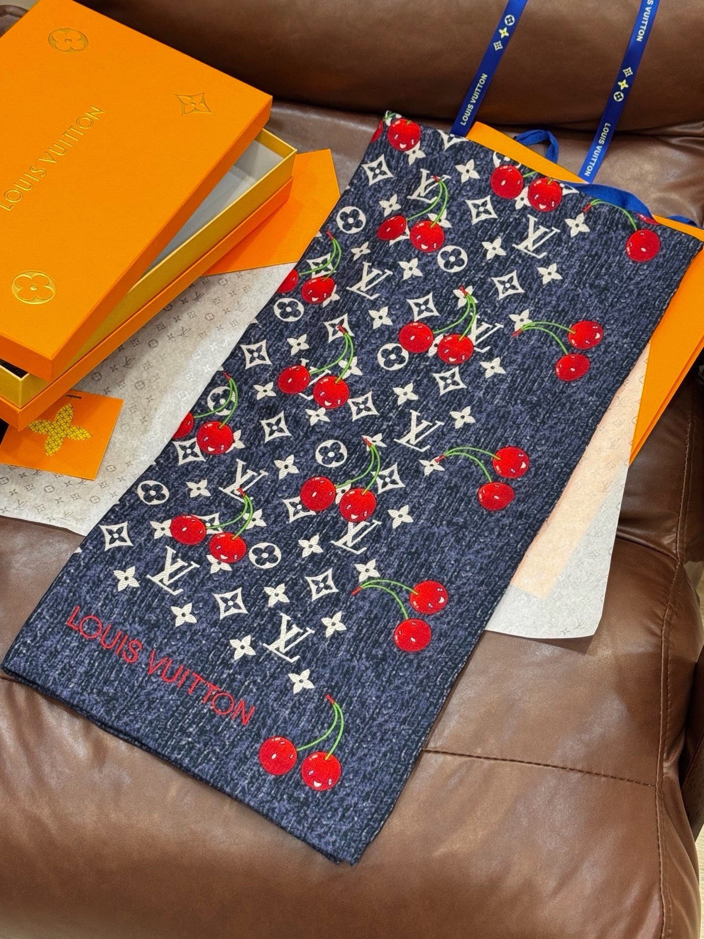 LV X TM MONOGRAMCERISE 140丝绒方巾【140双面丝绒同色】LV × TM Mon