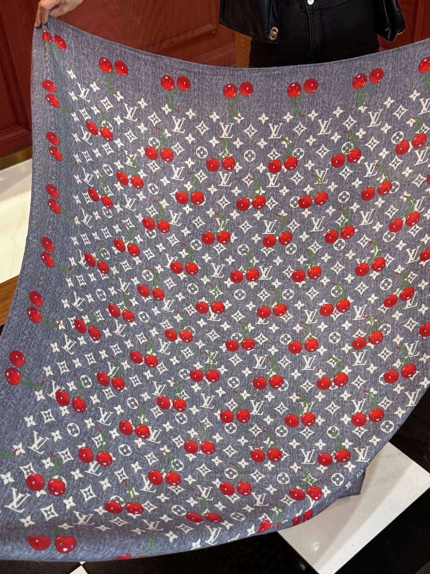 LV X TM MONOGRAMCERISE 140丝绒方巾【140双面丝绒同色】LV × TM Mon