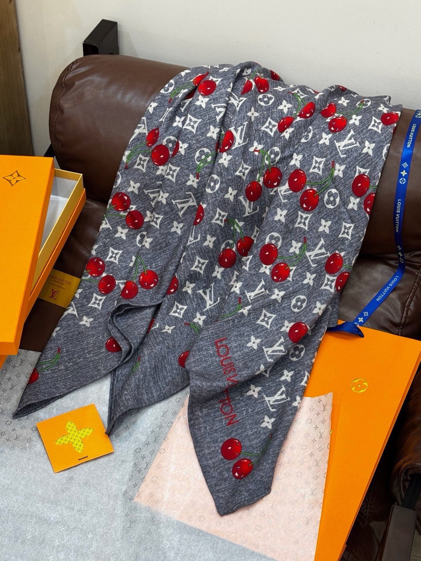 LV X TM MONOGRAMCERISE 140丝绒方巾【140双面丝绒同色】LV × TM Mon