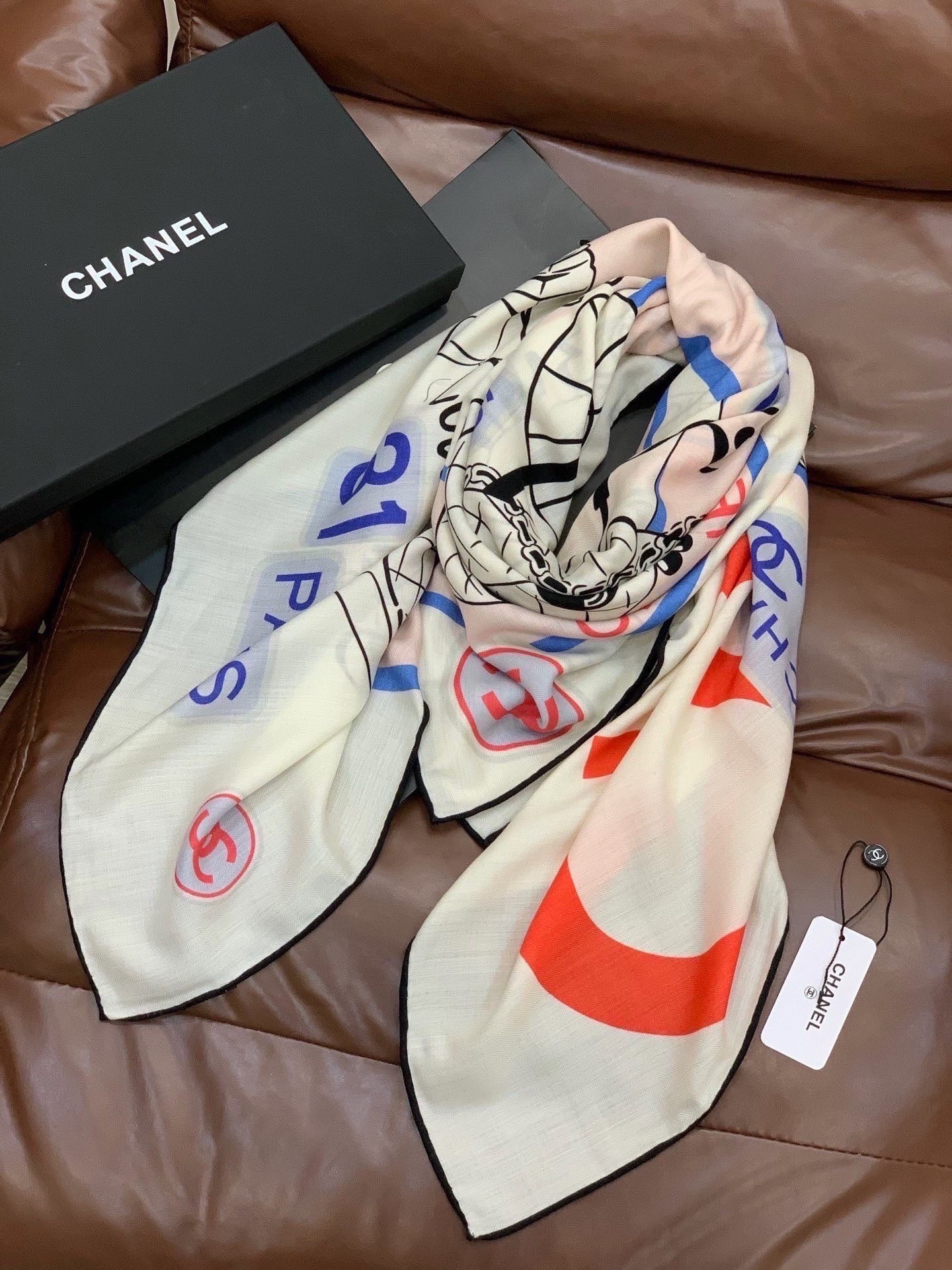 高级成衣系列～Chanel 【140双面同色丝绒披肩】此系列谱写一曲自由轻灵的赞歌本系列作品创新演绎品牌