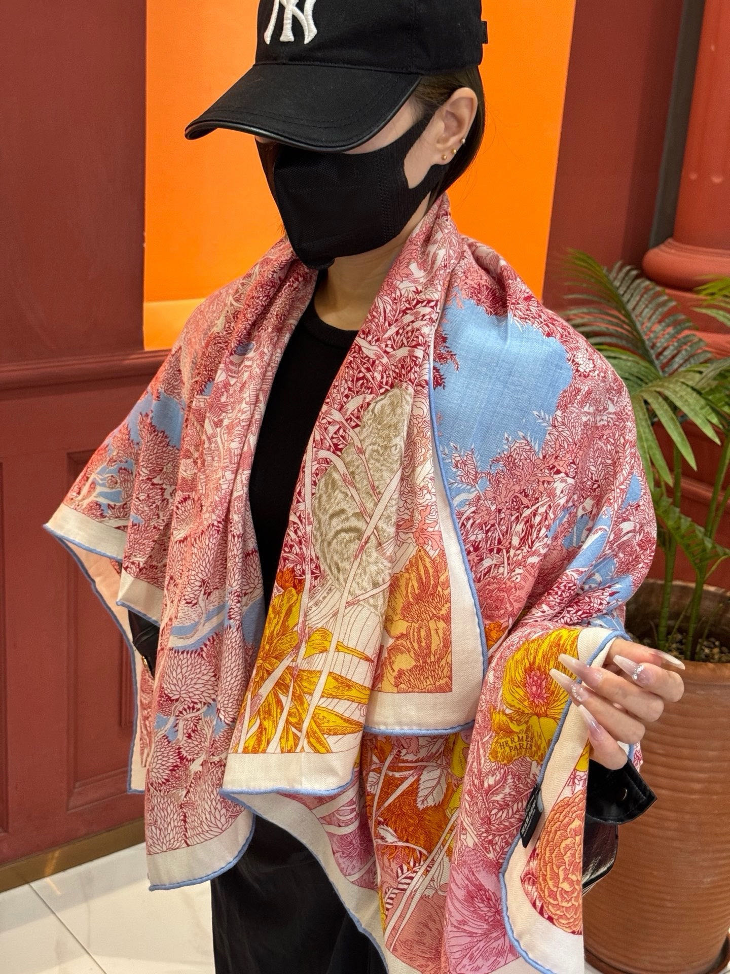 爱马仕～秋冬搭配利器❗️顶级双面同色 版真丝羊绒披肩！！1条等于2条】点睛精彩，图案和配色都超级喜欢，又
