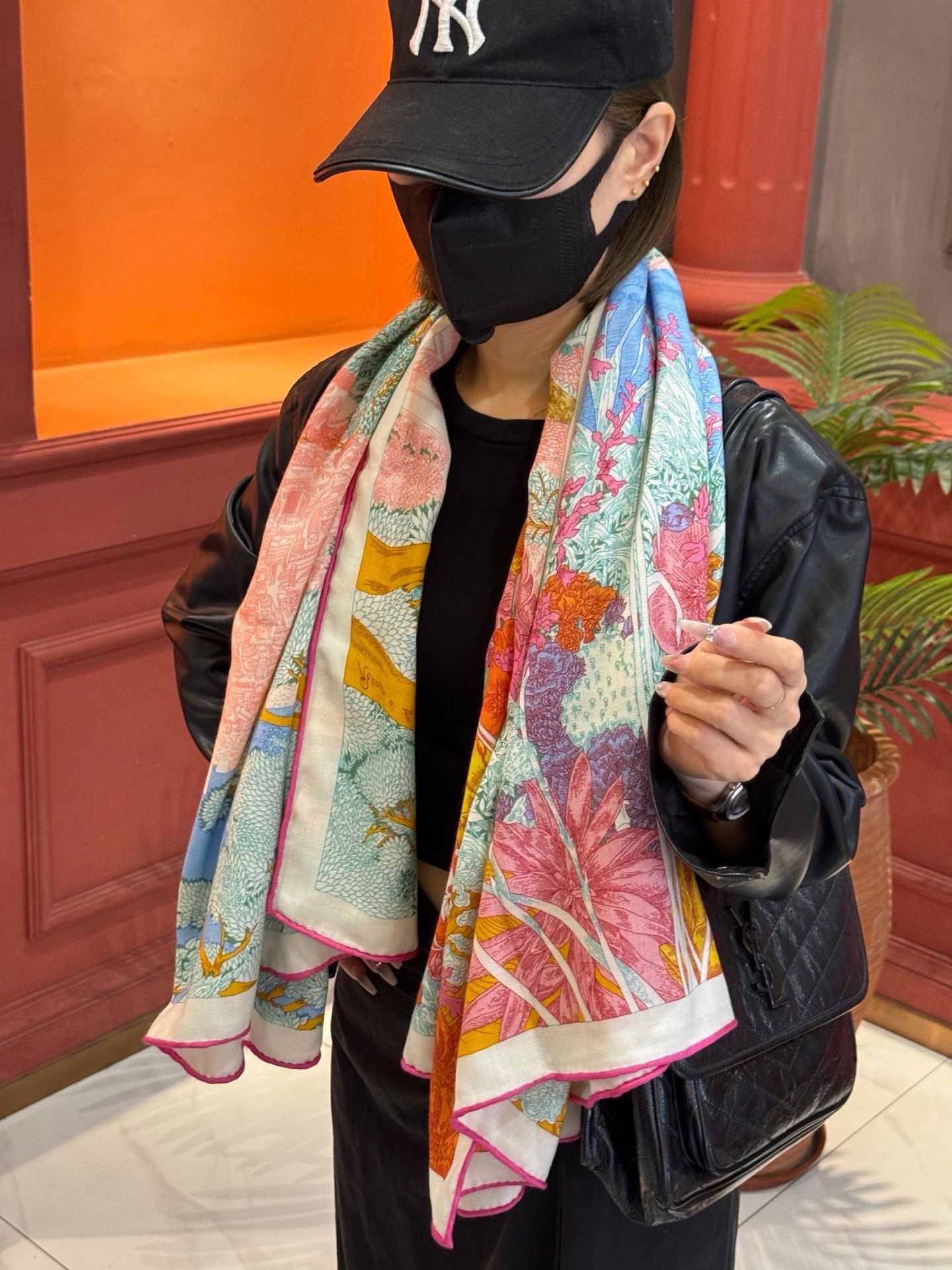 爱马仕～秋冬搭配利器❗️顶级双面同色 版真丝羊绒披肩！！1条等于2条】点睛精彩，图案和配色都超级喜欢，又