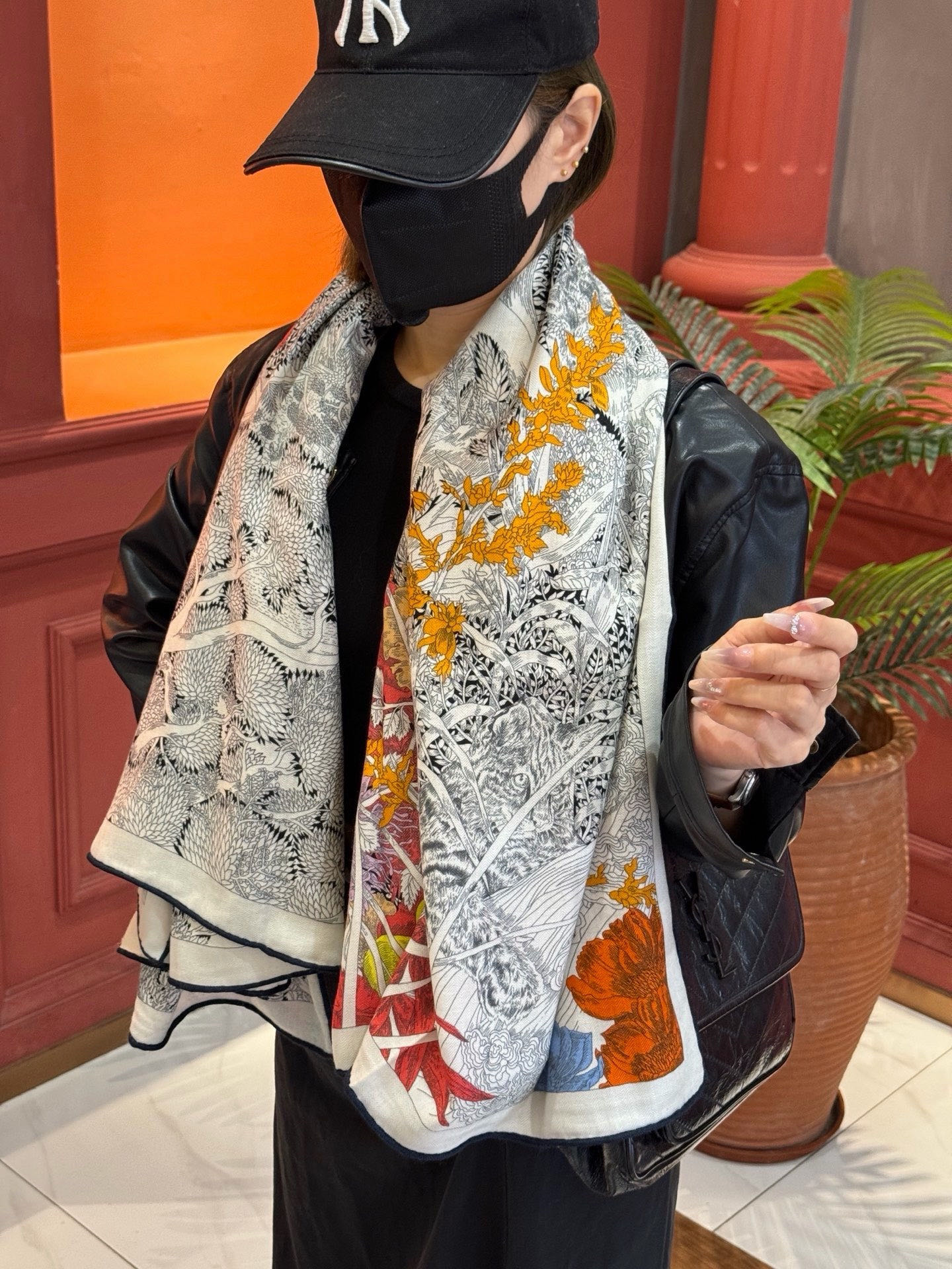 爱马仕～秋冬搭配利器❗️顶级双面同色 版真丝羊绒披肩！！1条等于2条】点睛精彩，图案和配色都超级喜欢，又