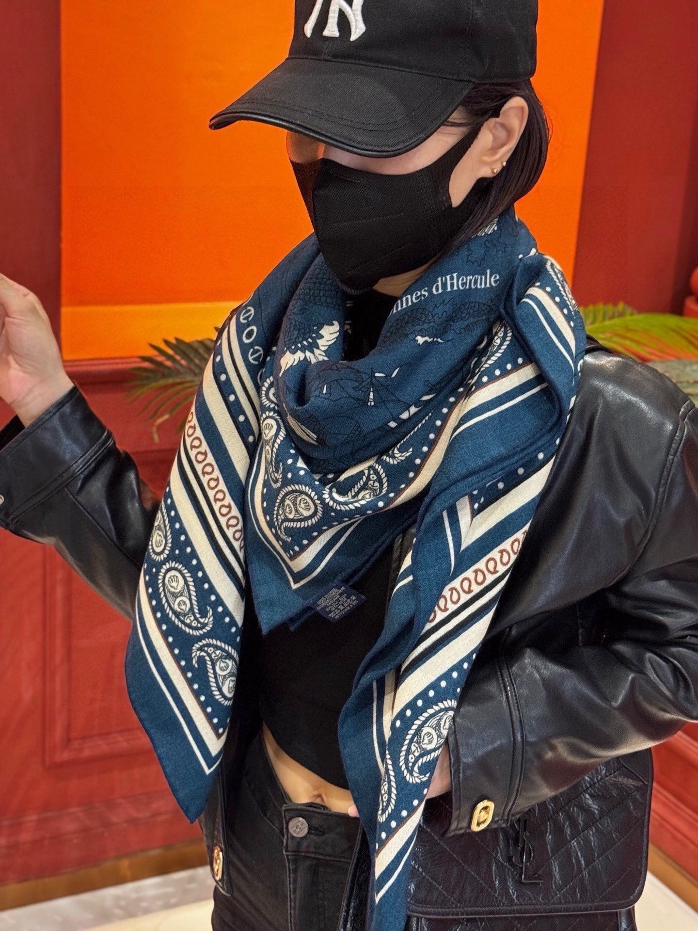 💟抢先 上新💞【双面同色丝绒方巾】手工卷边山羊绒和真丝混纺披肩（70%山羊绒，30%桑蚕丝）这款披肩采用