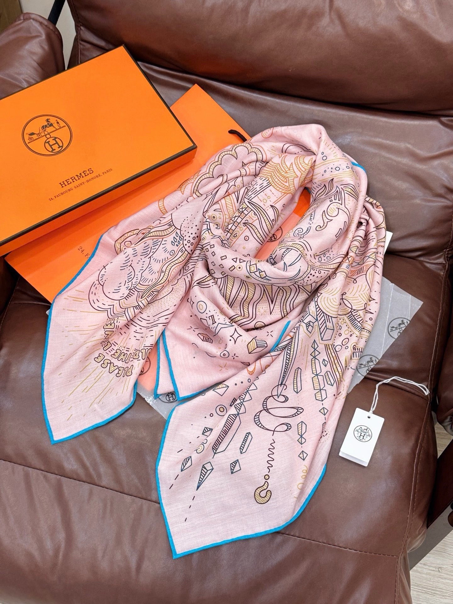 “正在接通中”140方巾～Hermes 手工卷边丝绒方巾（30%桑蚕丝70%羊绒）这款爱马仕的经典单品展