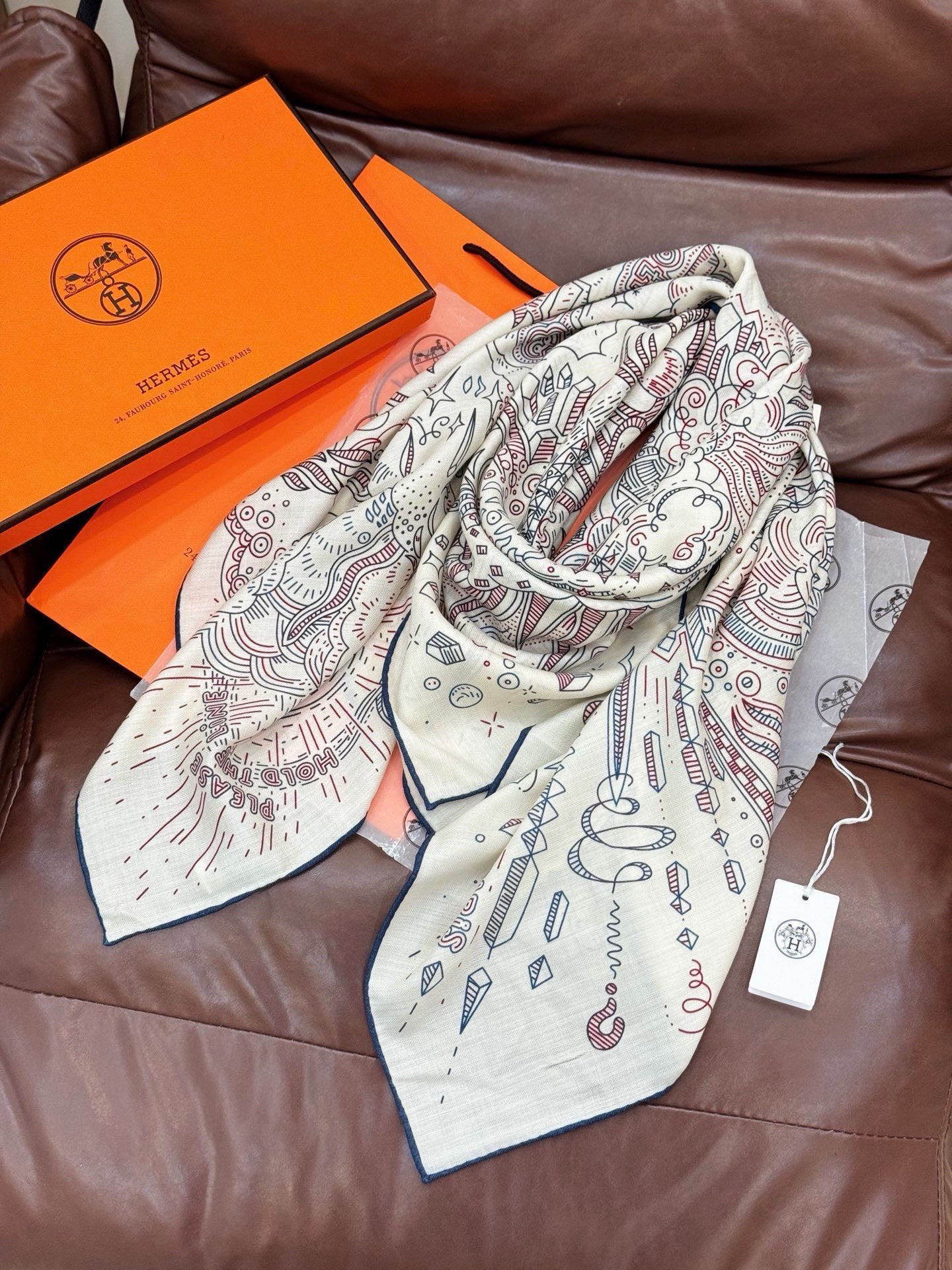 “正在接通中”140方巾～Hermes 手工卷边丝绒方巾（30%桑蚕丝70%羊绒）这款爱马仕的经典单品展