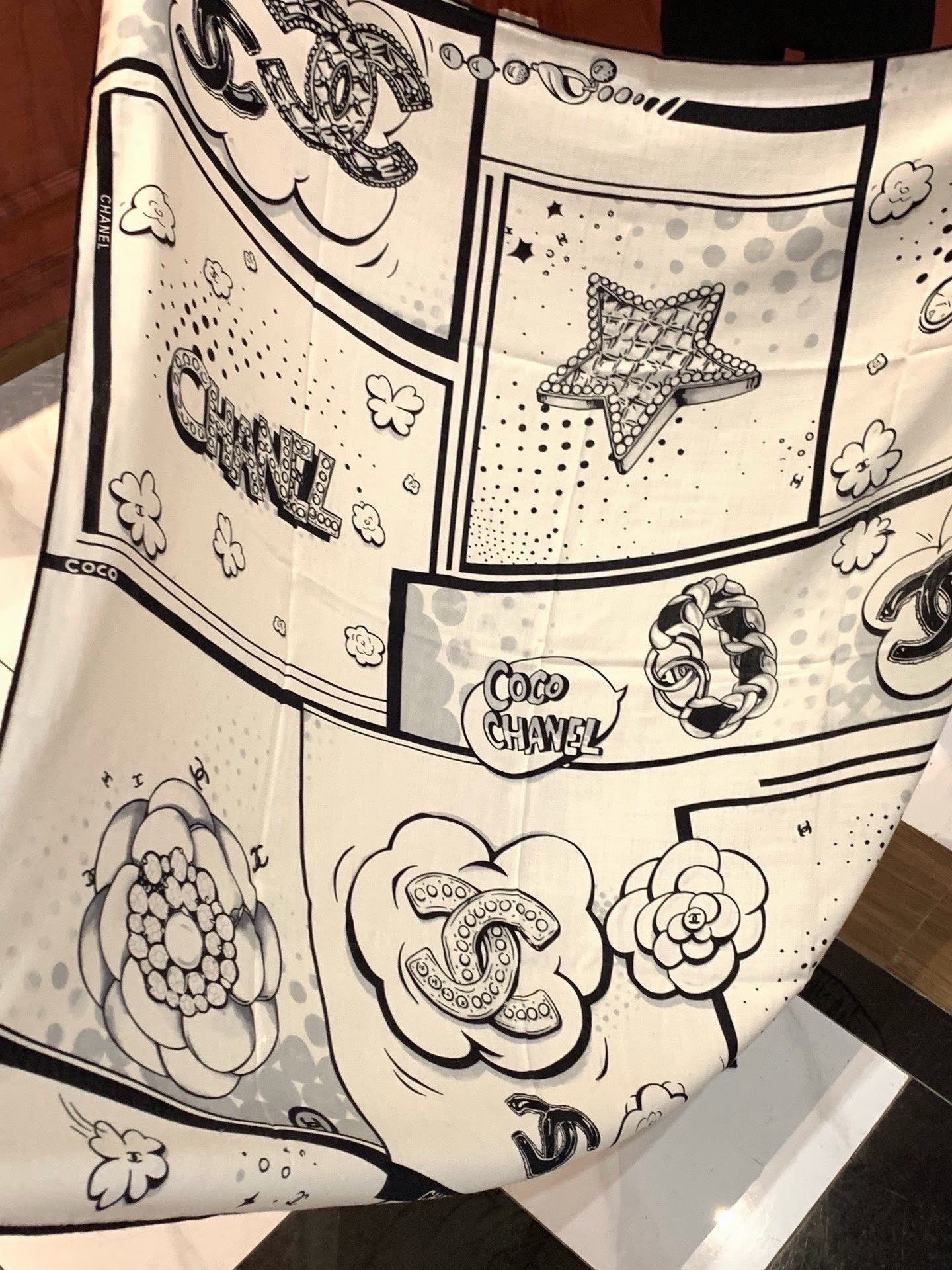 Chanel ~新品～【五角星山茶花】140双面丝绒方巾这款经典单品展现强大而迷人的女性魅力精髓。此14