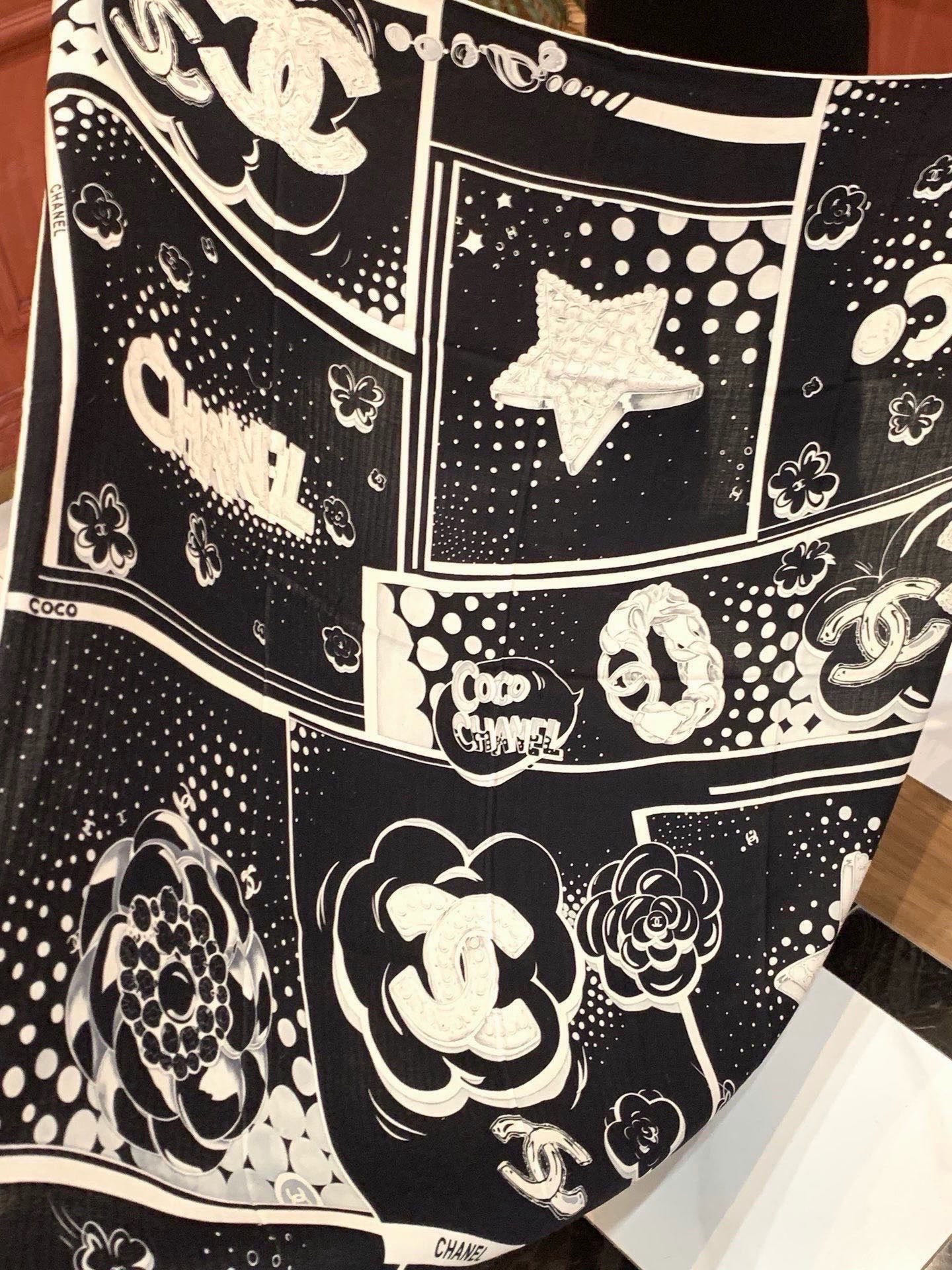 Chanel ~新品～【五角星山茶花】140双面丝绒方巾这款经典单品展现强大而迷人的女性魅力精髓。此14
