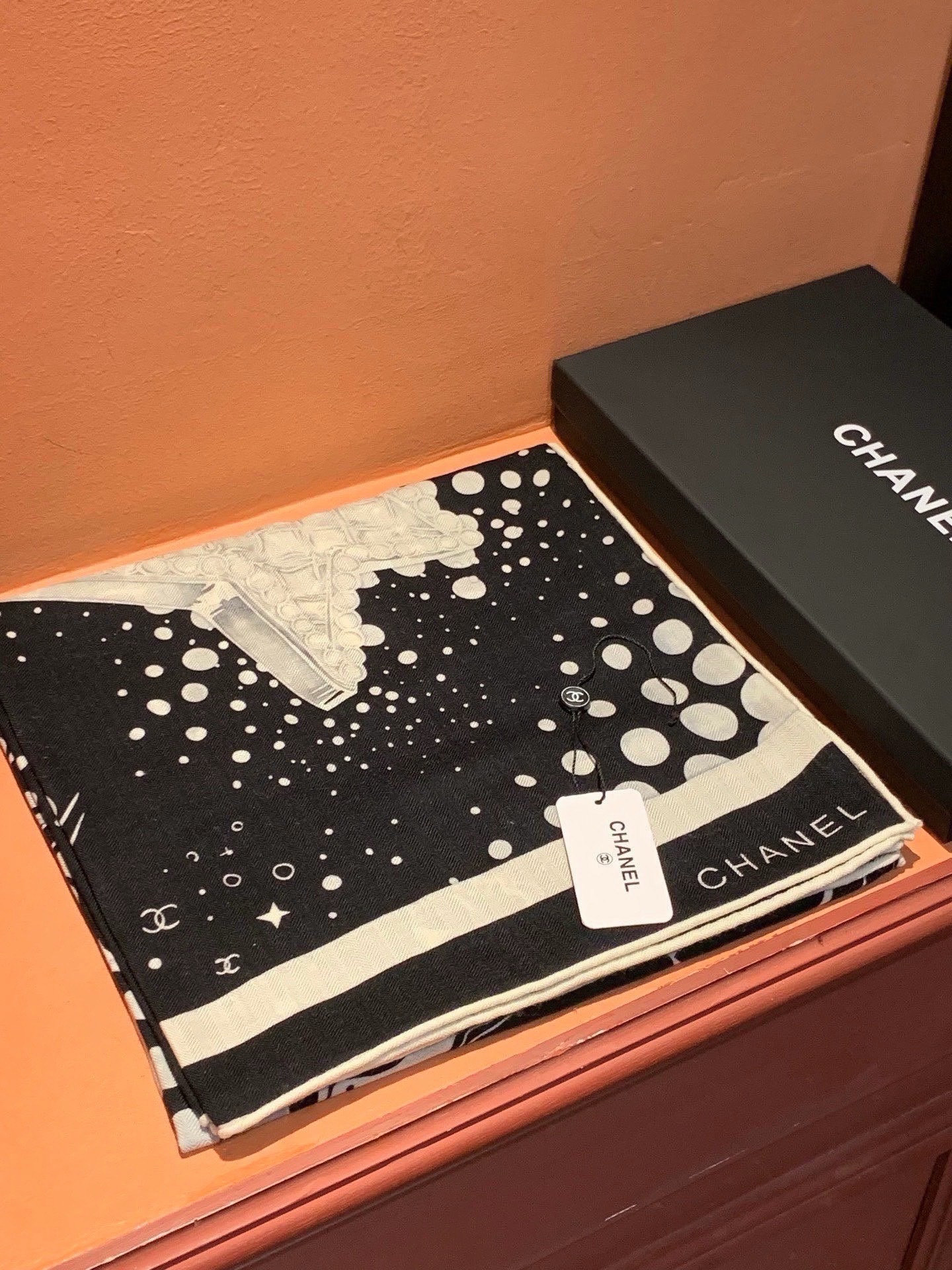 Chanel ~新品～【五角星山茶花】140双面丝绒方巾这款经典单品展现强大而迷人的女性魅力精髓。此14