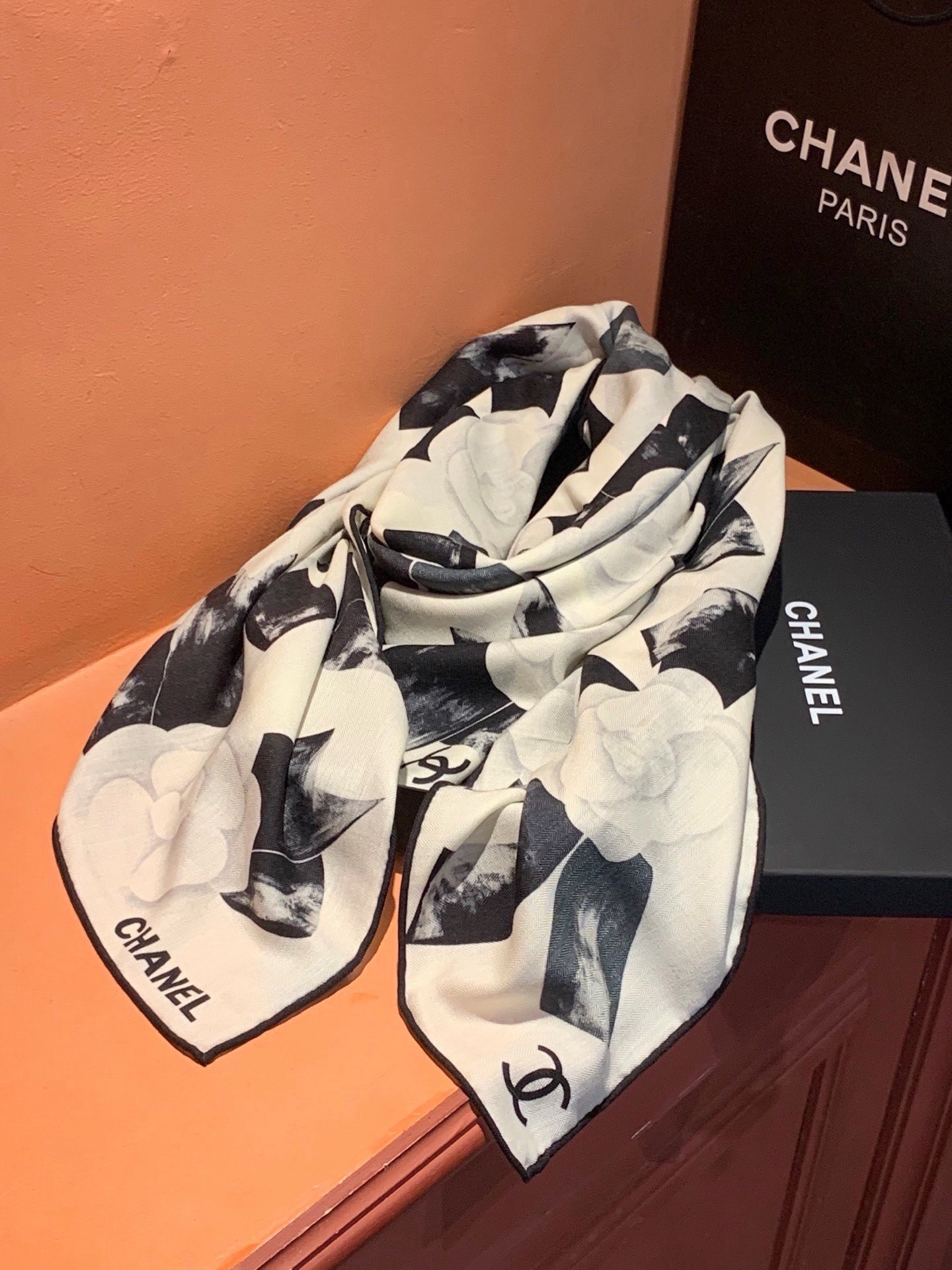 Chanel ~新品～“山茶花与蝴蝶结”【140双面丝绒披肩】手工卷边丝绒方巾（30%桑蚕丝70%羊绒）