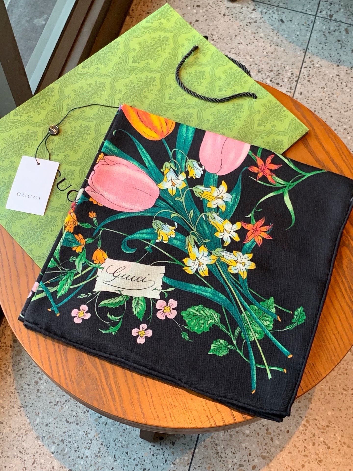 Gucci印花方巾【双面同色印花】春夏系列倾情推出活力十足的配饰，这款缀饰Gucci Flora花卉图案