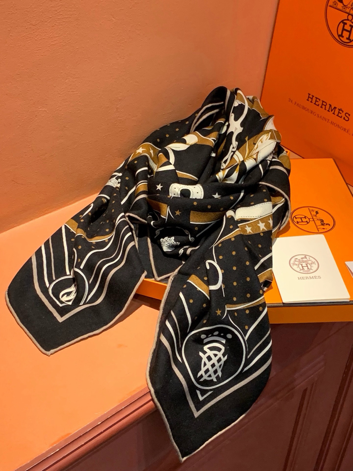 “清晨漫步Bandana”140厘米双面同色丝绒披肩手工卷边山羊绒和真丝混纺披肩（70%山羊绒，30%桑
