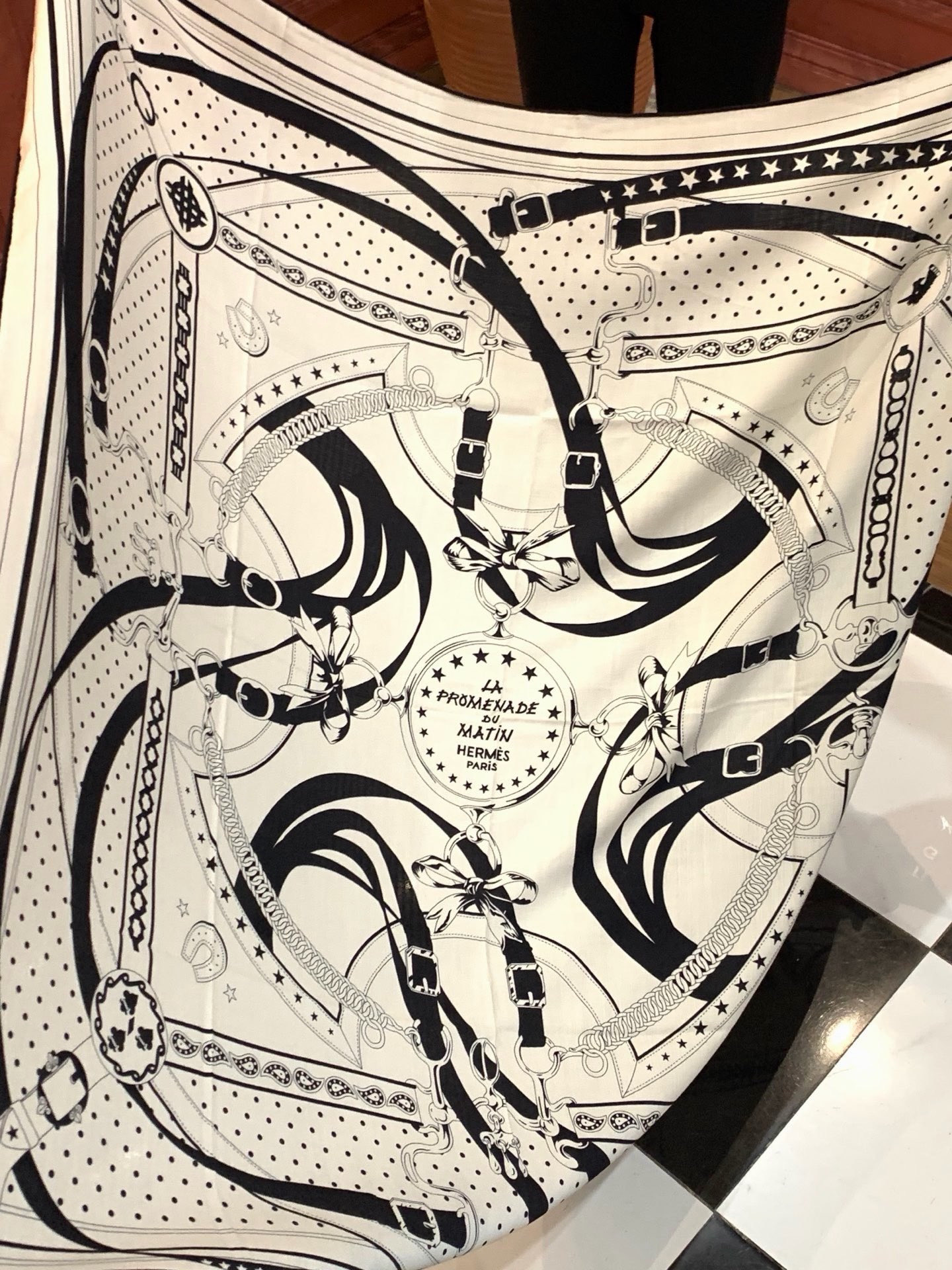“清晨漫步Bandana”140厘米双面同色丝绒披肩手工卷边山羊绒和真丝混纺披肩（70%山羊绒，30%桑