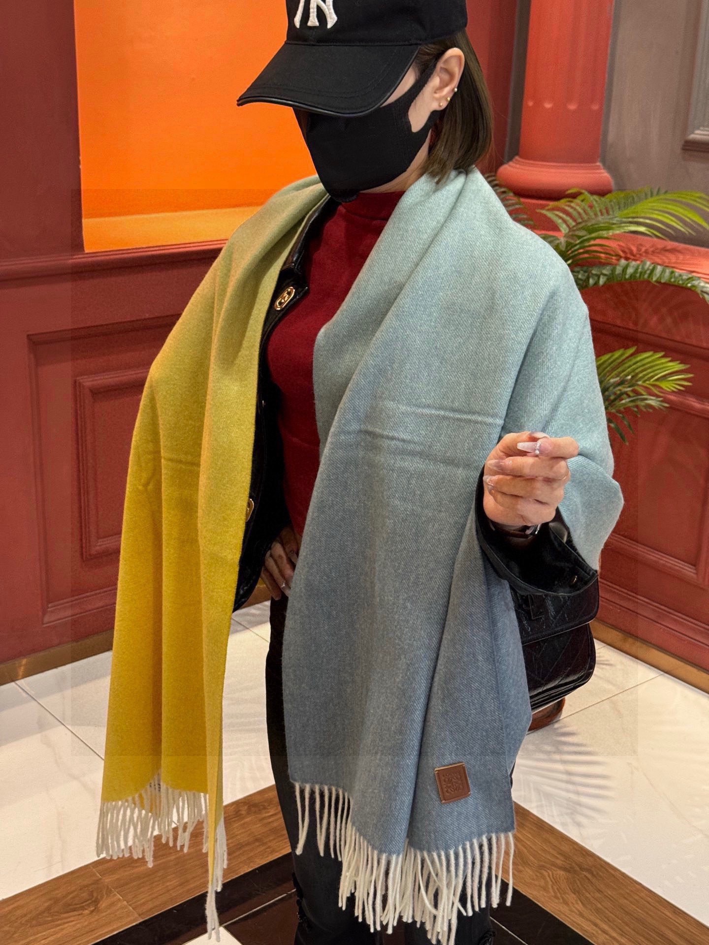 ✨✨太美了😍罗意威 美到要尖叫😱专柜最新款🎊英伦欧美范儿「多色渐变」又是一款即时尚又实用的大围巾&长巾，