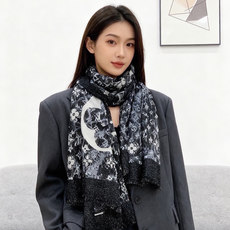 会发光发亮的围巾银丝羊绒长巾✨专柜同步‼️真心赞‼️驴家【L字母与花纹长巾】路易威登经典 Monogra 会发光发亮的围巾银丝羊绒长巾✨专柜同步‼️真心赞‼️驴家【L字母与花纹长巾】路易威登经典 Monogra